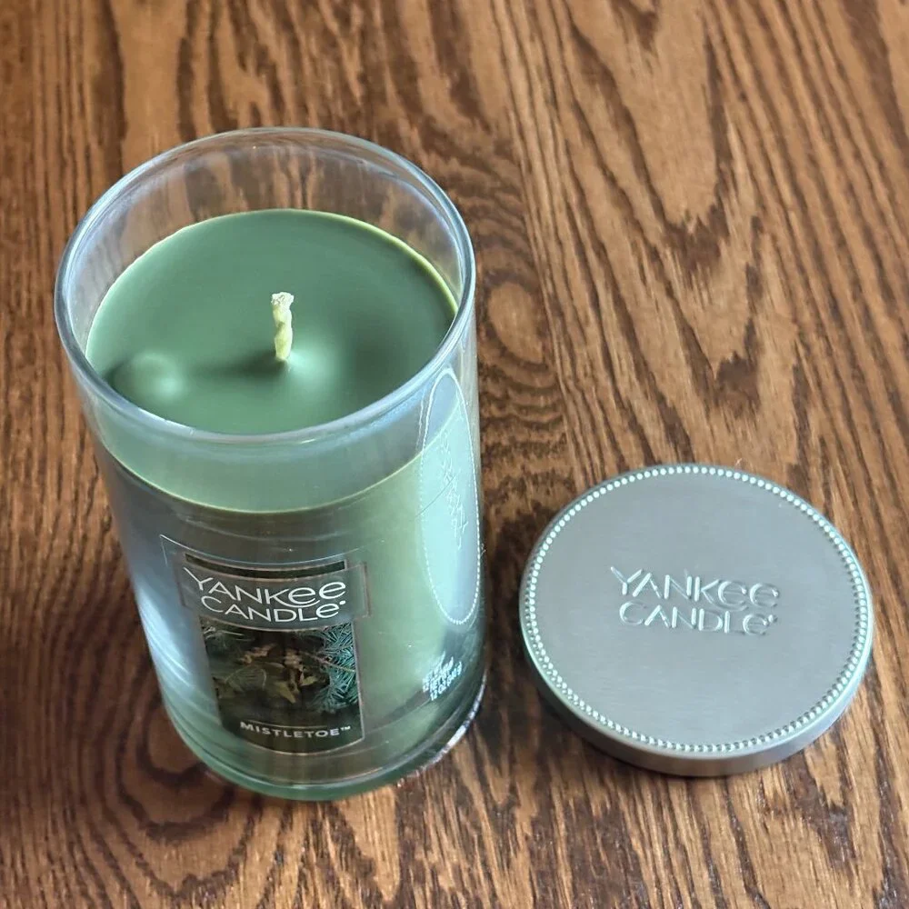 Mistletoe Yankee Candle Medium Tumbler Candle, NWT - Picture 8 of 8